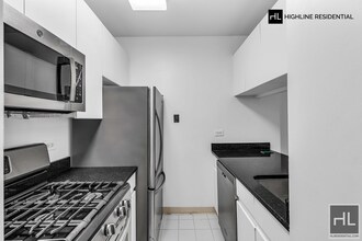 250 E 40th St in New York, NY - Building Photo - Building Photo