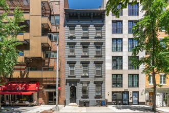 321 E 53rd St in New York, NY - Building Photo - Building Photo