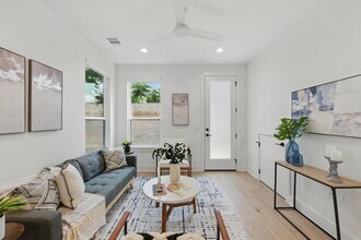 2105 S L Davis Ave in Austin, TX - Building Photo - Building Photo