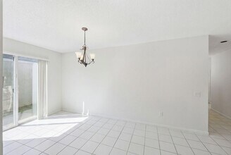 1239 Sussex St in Boynton Beach, FL - Foto de edificio - Building Photo