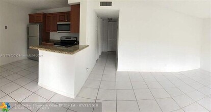 11449 NW 42nd St in Coral Springs, FL - Foto de edificio - Building Photo