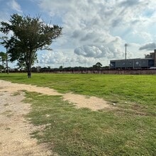 2010 E Archer Rd in Baytown, TX - Foto de edificio - Building Photo
