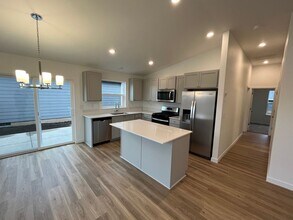 734 NE 16th St in Madras, OR - Building Photo - Building Photo