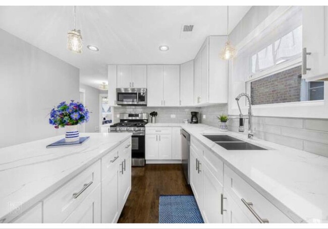 3721 Clarence Ave, Unit 2 in Berwyn, IL - Foto de edificio - Building Photo