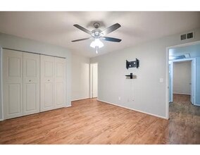 3737 E Turney Ave, Unit 209 in Phoenix, AZ - Building Photo - Building Photo