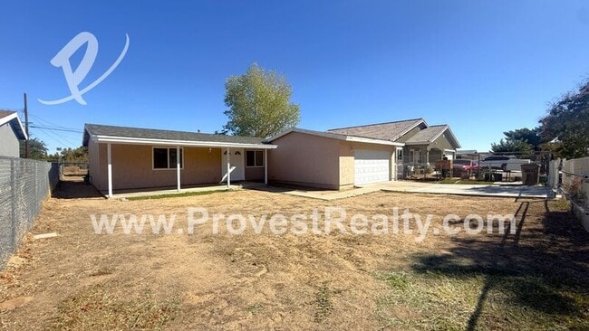 16042 Smoke Tree St in Hesperia, CA - Building Photo - Building Photo