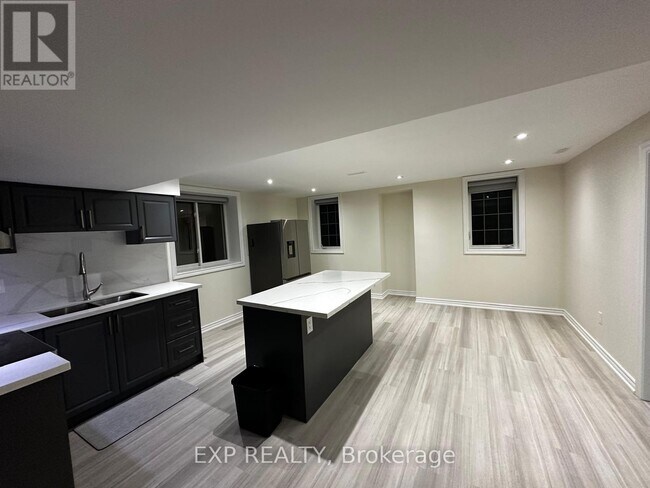 938 Wrenwood Dr in Oshawa, ON - Building Photo - Building Photo