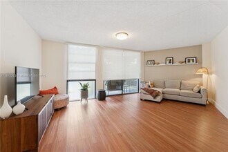 3101 N Country Club Dr, Unit 102 in Aventura, FL - Building Photo - Building Photo