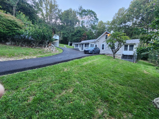 15215 Charmian Rd in Blue Ridge Summit, PA - Building Photo - Building Photo