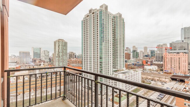330 N Jefferson St, Unit 1502 in Chicago, IL - Foto de edificio - Building Photo