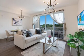 1709 N Tamiami Trl in Sarasota, FL - Building Photo - Building Photo