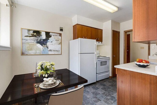 Lady Robinson Apartments in Regina, SK - Building Photo - Building Photo