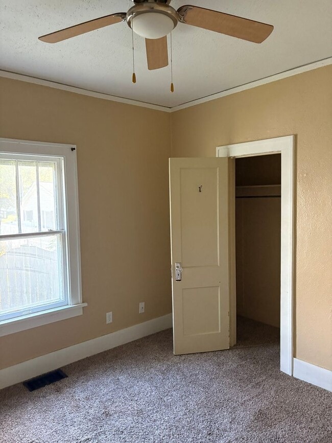 2025 W 4th St in Waterloo, IA - Building Photo - Building Photo