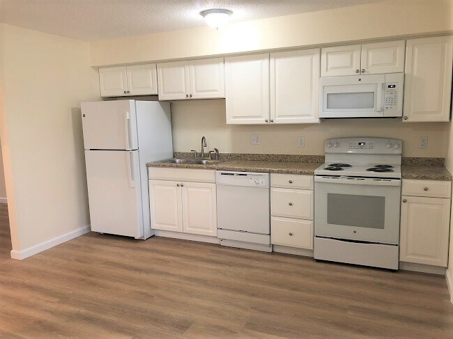 203 Western Ave, Unit 4 in Hampden, ME - Building Photo