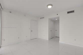 495 Brickell Ave, Unit 607 in Miami, FL - Building Photo - Building Photo