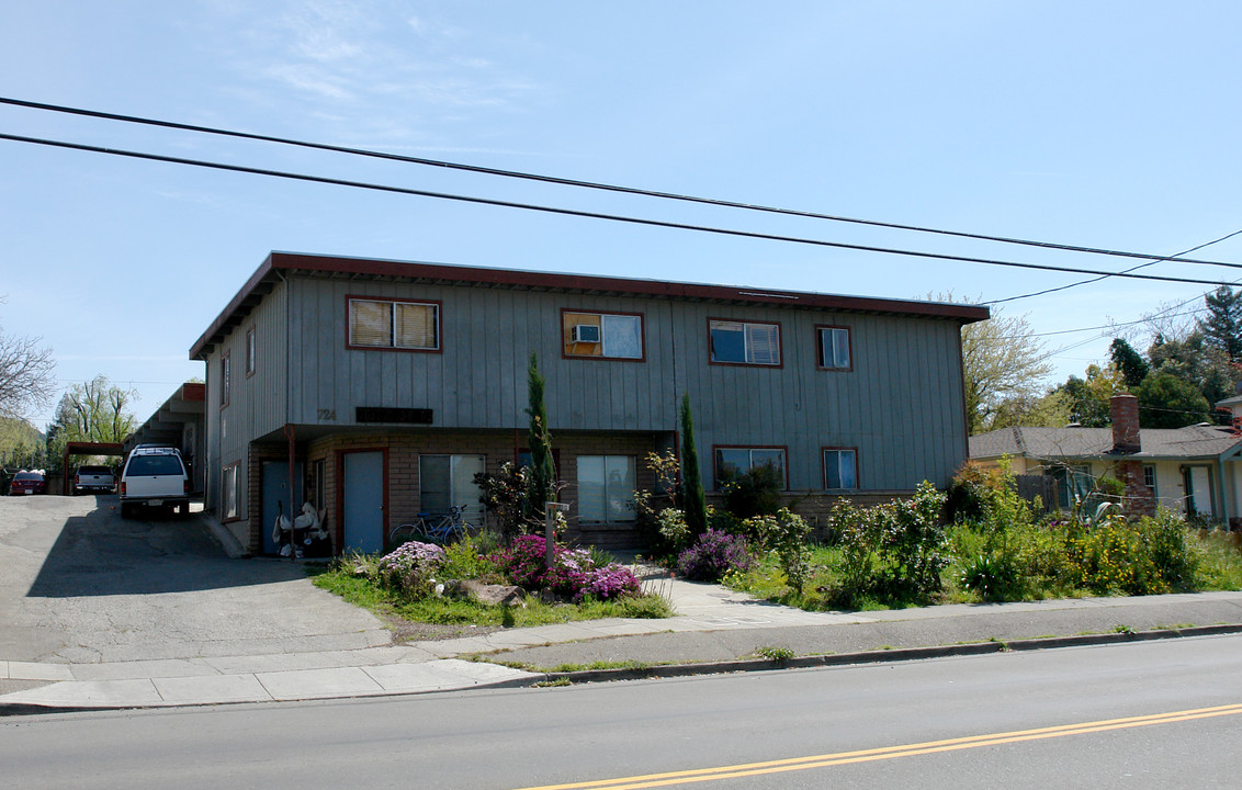 Westwood Apartments in Healdsburg, CA - Building Photo