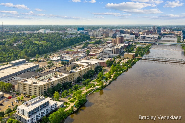 940 Monroe Ave NW, Unit 354 in Grand Rapids, MI - Building Photo - Building Photo