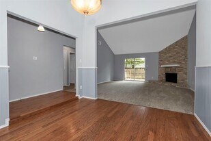 73 Timberspire Ln in Spring, TX - Building Photo