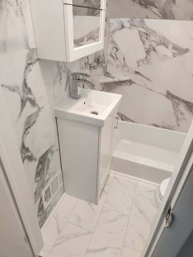 114 W Main Ave in Zeeland, MI - Building Photo - Building Photo