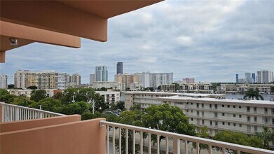 2200 E Hallandale Beach Blvd, Unit 709 in Hallandale Beach, FL - Foto de edificio - Building Photo