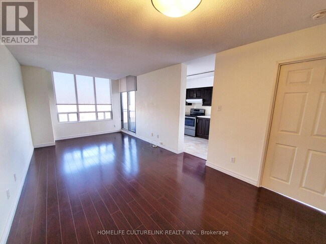 256 Doris Ave in Toronto, ON - Building Photo - Building Photo