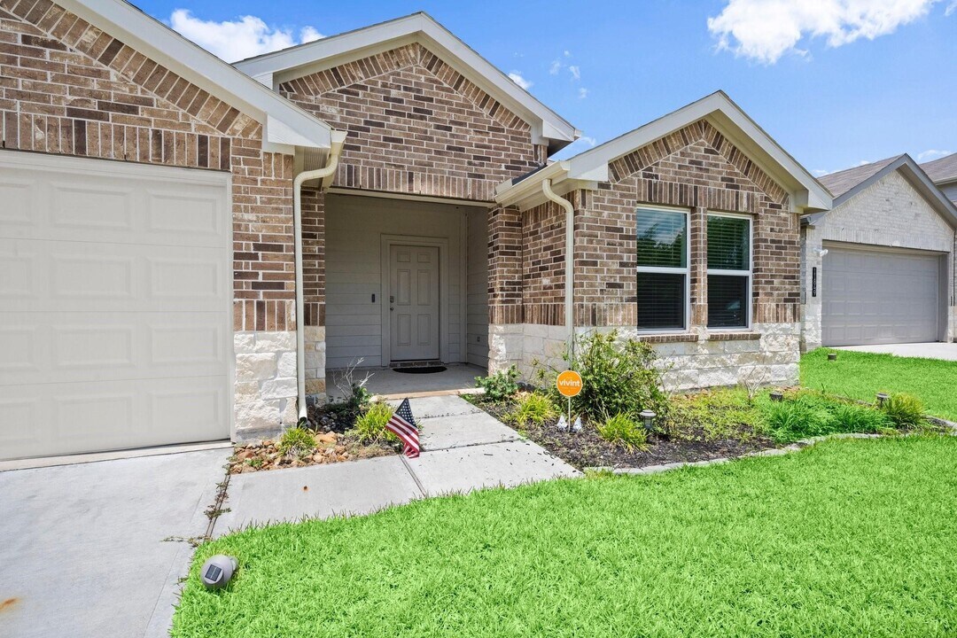 11845 Summertime Dr in Willis, TX - Foto de edificio