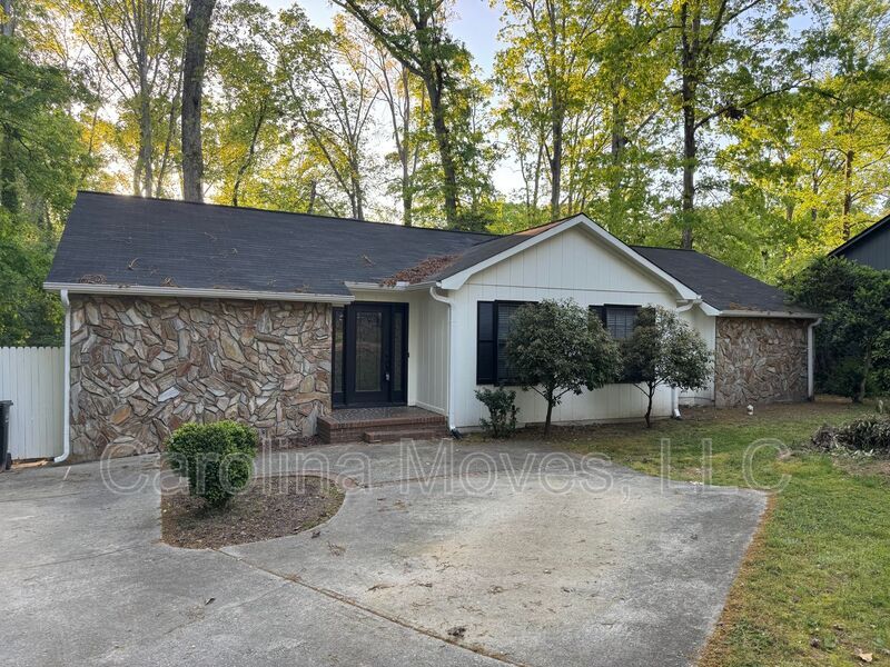 303 Rainwood Dr in Simpsonville, SC - Building Photo