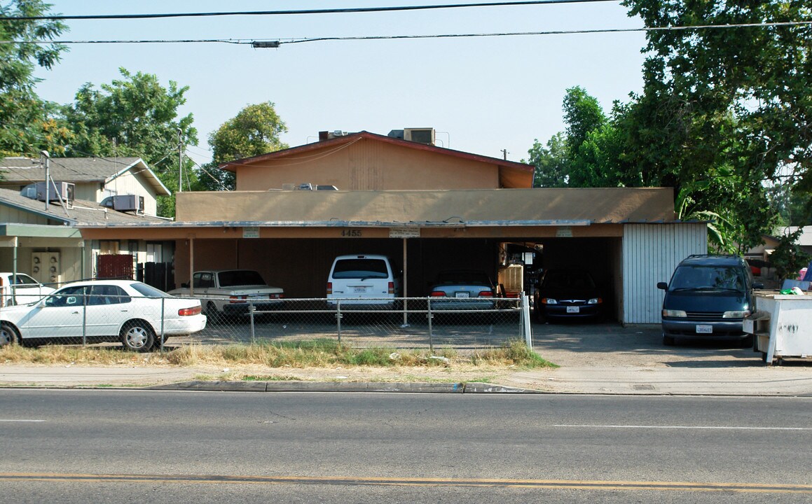 4455 E Olive Ave in Fresno, CA - Building Photo