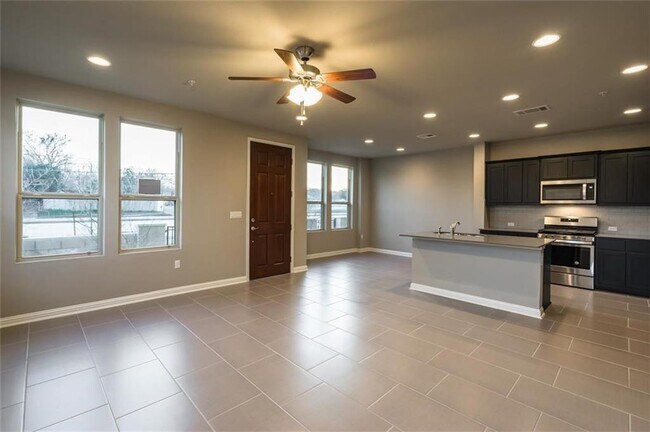 6814 E Riverside Dr in Austin, TX - Building Photo - Building Photo