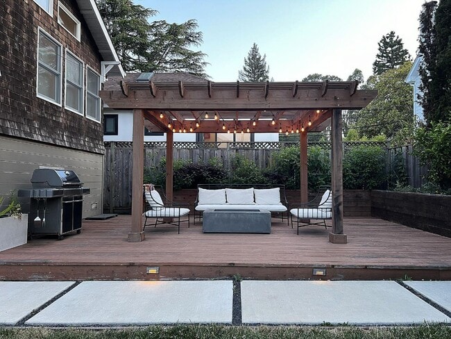 1812 Sanchez Ave in Burlingame, CA - Building Photo - Building Photo