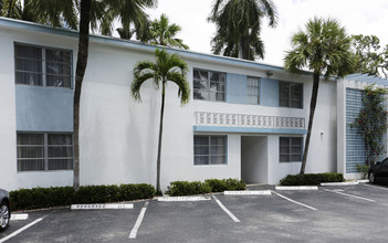 Mariner Motel and Apartments in Naples, FL - Building Photo - Building Photo