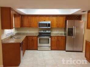 4111 Sand Lake Ct in Tampa, FL - Foto de edificio - Building Photo