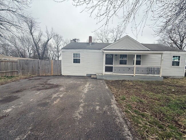 property at 2222 N Hillcrest Ave