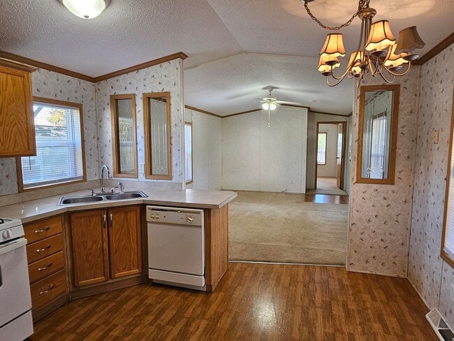 20 Kris Ann Dr in New Hartford, NY - Building Photo - Building Photo