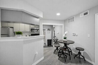 20000 Saums Rd in Katy, TX - Foto de edificio - Building Photo