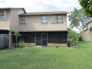216 Lakeside Cir in Sunrise, FL - Building Photo - Building Photo