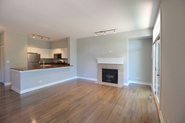 2912 N River Walk Dr, Unit Riverfront Apartment in Chicago, IL - Foto de edificio - Building Photo