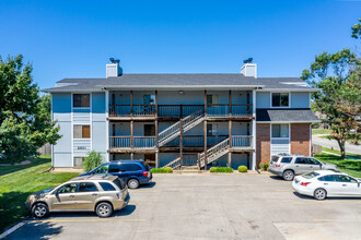 Brookfield Village Apartments in Topeka, KS - Foto de edificio - Building Photo