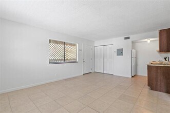 2082 NW 43 Terrace in Lauderhill, FL - Foto de edificio - Building Photo