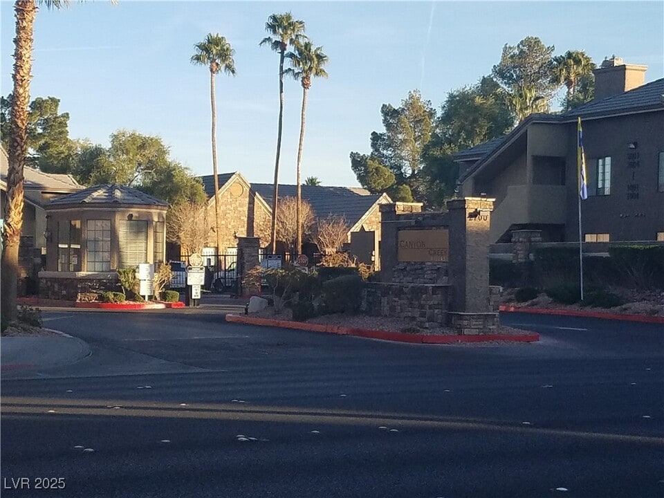 2700 N Rainbow Blvd in Las Vegas, NV - Building Photo