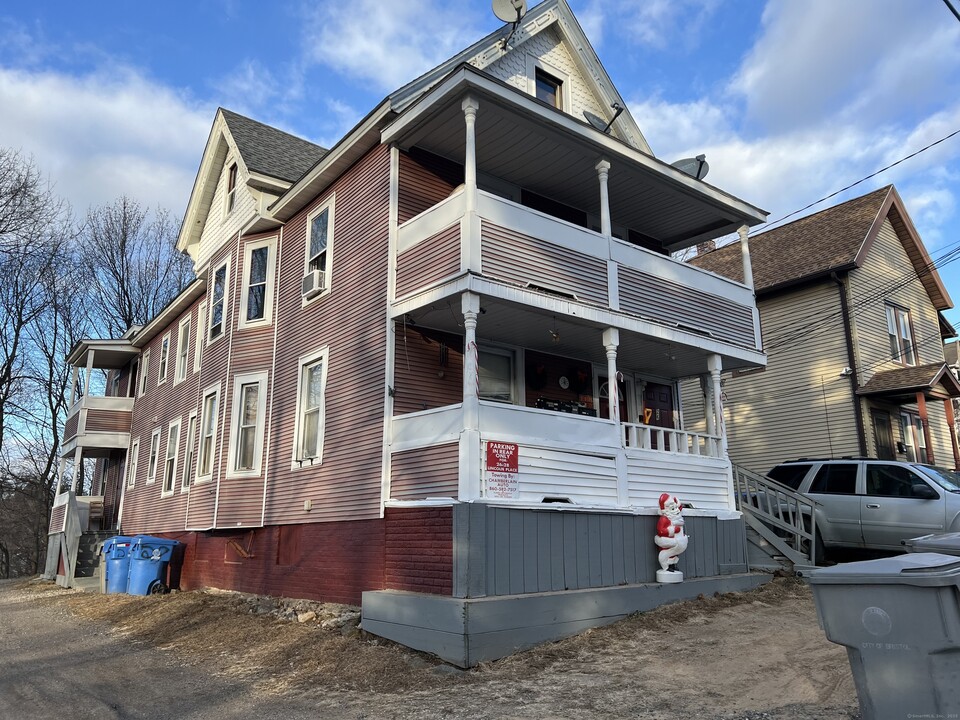 26-28 Lincoln Pl in Bristol, CT - Building Photo