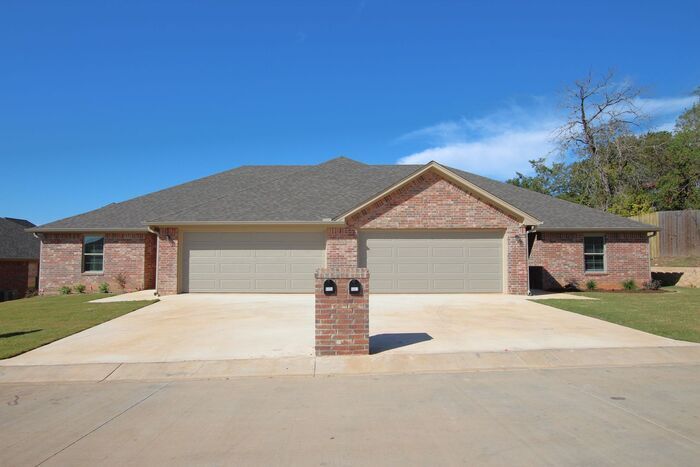 6009 Villa Rosa Way in Tyler, TX - Foto de edificio