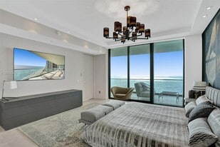 18975 Collins Ave in Sunny Isles Beach, FL - Building Photo