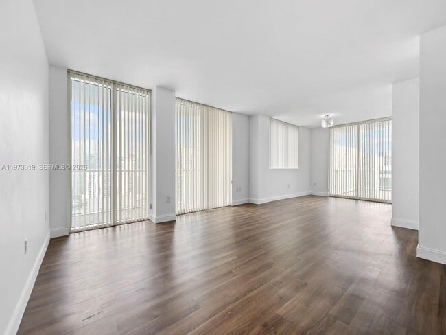 253 NE 2nd St in Miami, FL - Building Photo - Building Photo