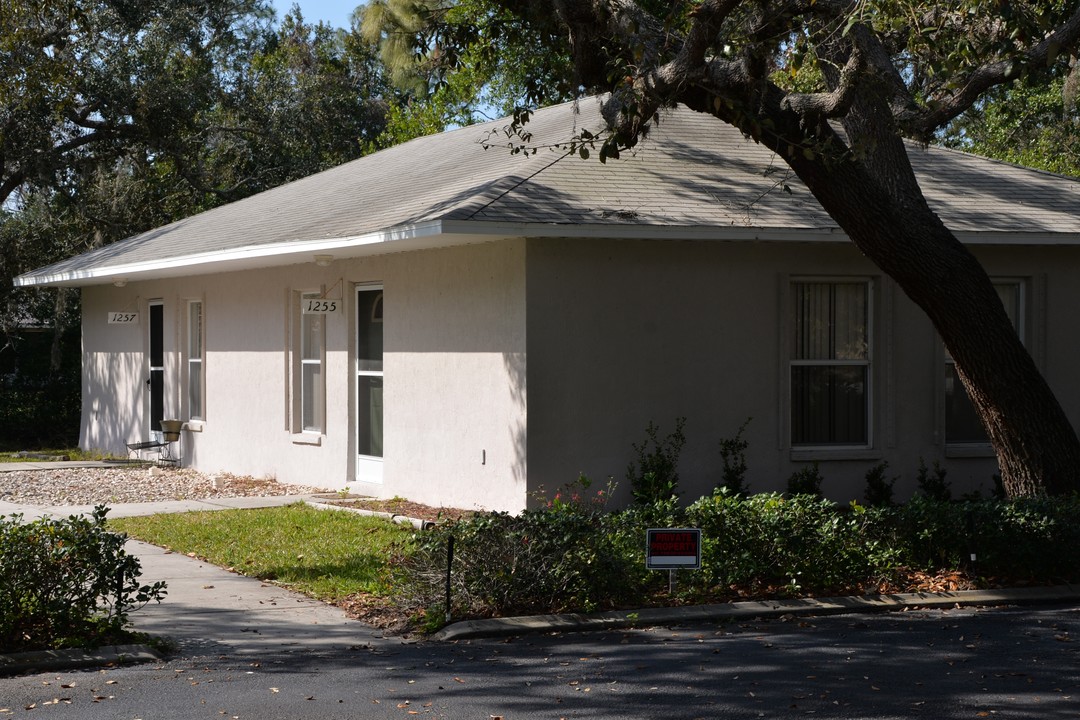 1251 Sylvia Ave in Spring Hill, FL - Foto de edificio