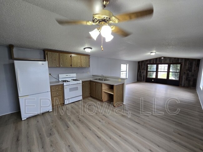 700 W Ridgeway Ave in Cedar Falls, IA - Building Photo - Building Photo