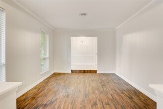 5751 Creekbend Dr in Houston, TX - Building Photo - Building Photo