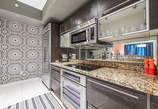 550 Okeechobee Blvd, Unit 306 in West Palm Beach, FL - Foto de edificio - Building Photo