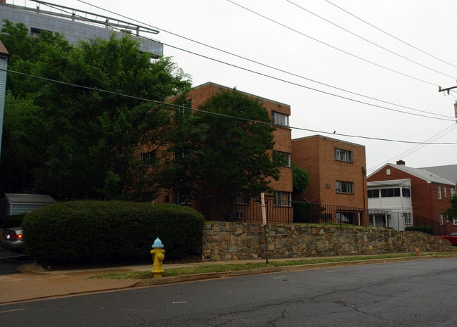 Woodland Apartments in Arlington, VA - Building Photo - Building Photo