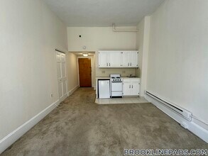 1223 Beacon St in Brookline, MA - Foto de edificio - Building Photo